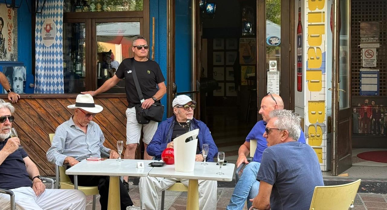 
	Vasco brinda con gli amici di sempre al bar

