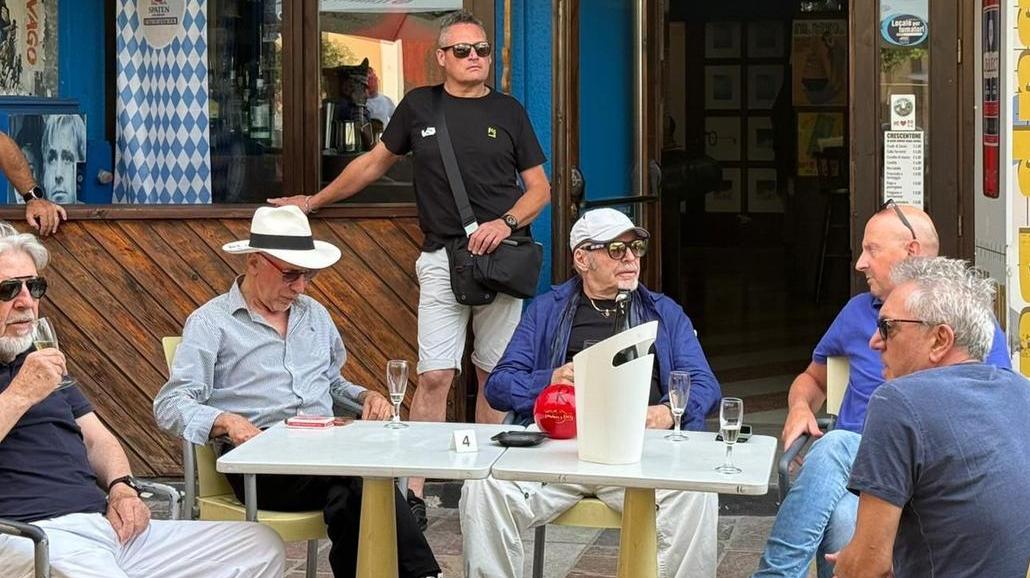 Vasco brinda con gli amici di sempre al bar