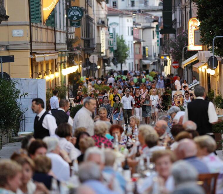 Turisti in via Cavallotti a Montecatini (foto d’archivio)