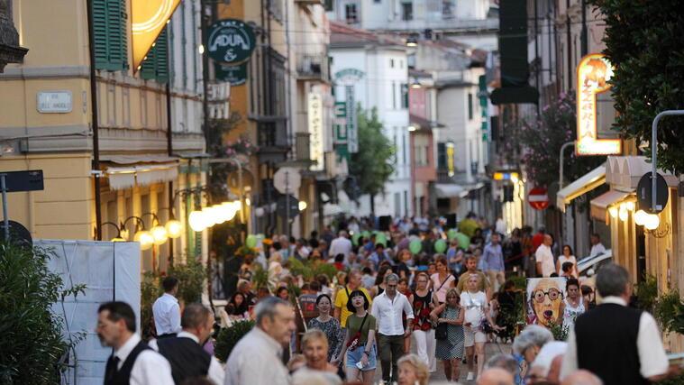 Turisti in via Cavallotti a Montecatini (foto d’archivio)