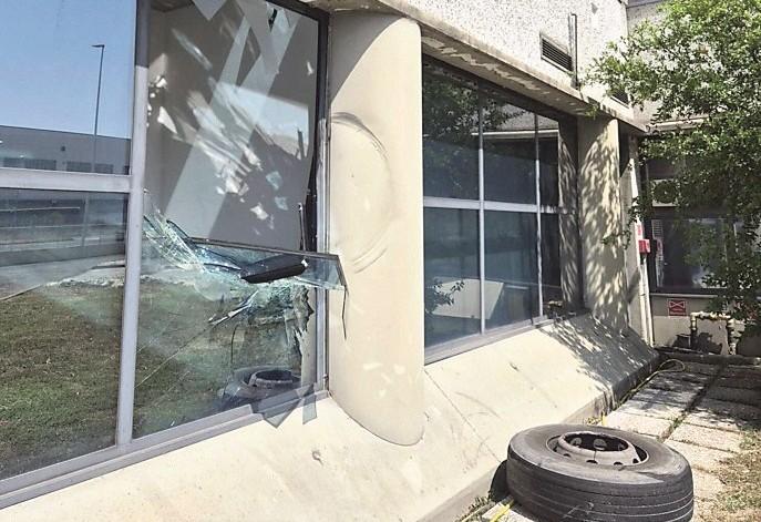 
	La vetrata sfondata e lo pneumatico

