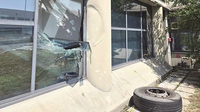 La vetrata sfondata e lo pneumatico