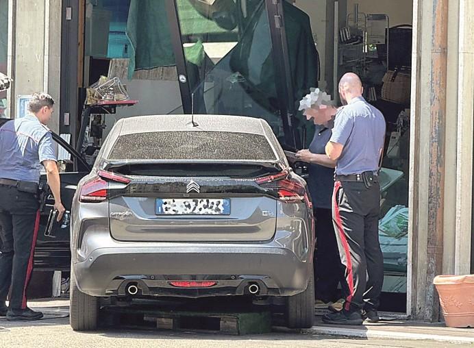 
	La vetrina sfondata dal suv

