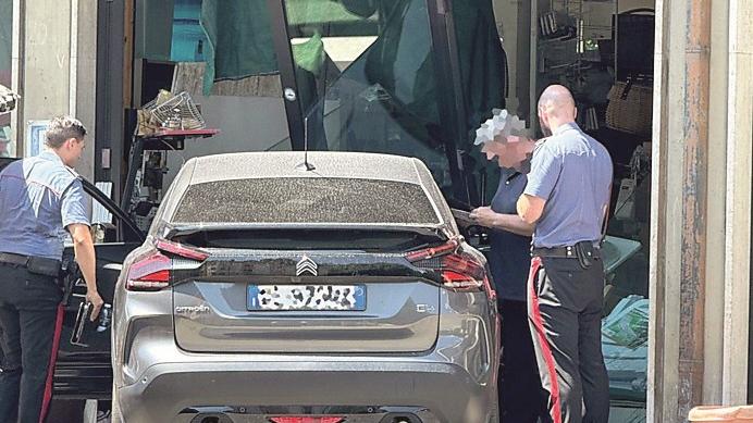 La vetrina sfondata dal suv