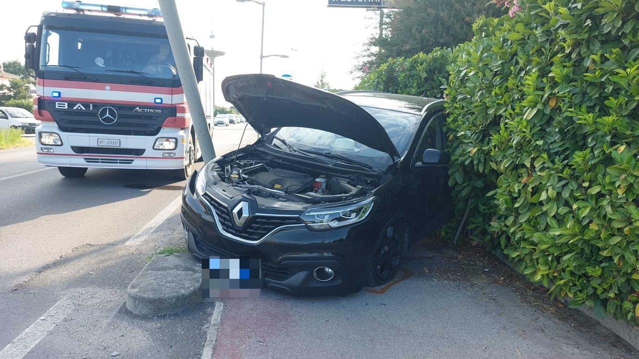 Sbanda e va a schiantarsi. Nonni e nipotino feriti nell’incidente a Codigoro