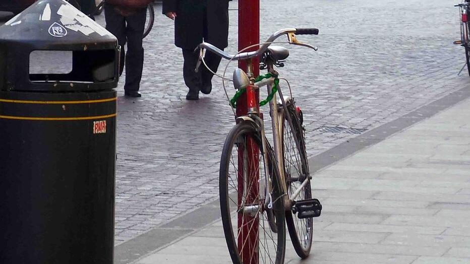 Pisa, lotta al degrado: scatta la rimozione delle bici legate alle fermate dei bus<br>