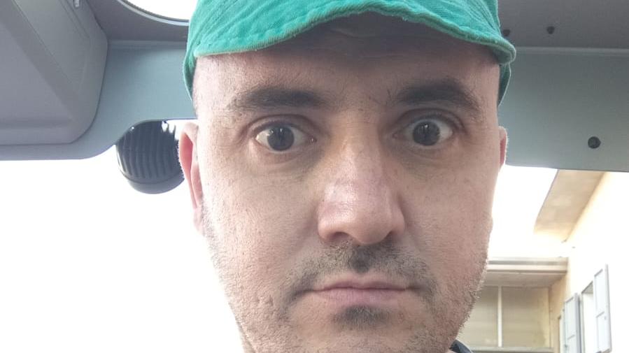 Reagisce alla rapina sfregiando un bandito con un cutter