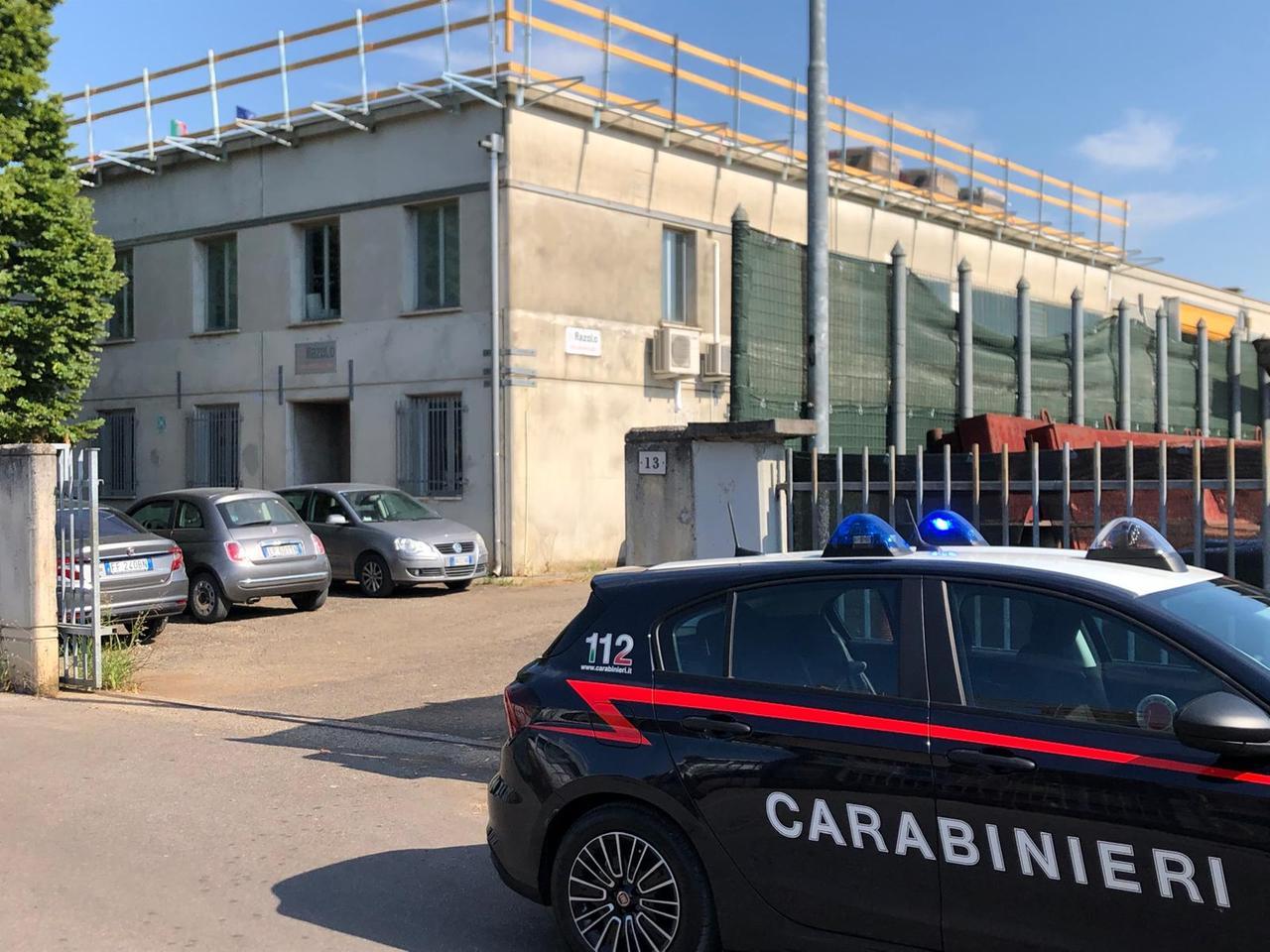Reggiolo, artigiano cade dal tetto di una ditta, salvato dall’involucro di un macchinario