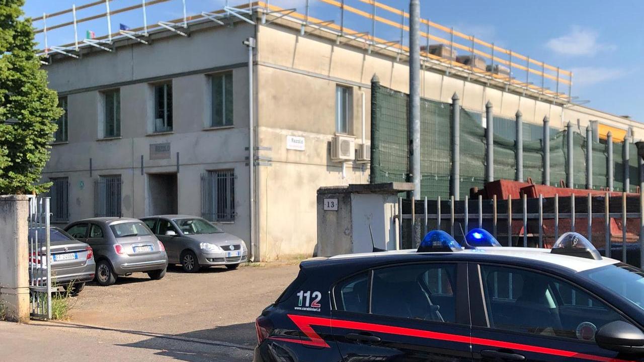 Reggiolo, artigiano cade dal tetto di una ditta, salvato dall’involucro di un macchinario