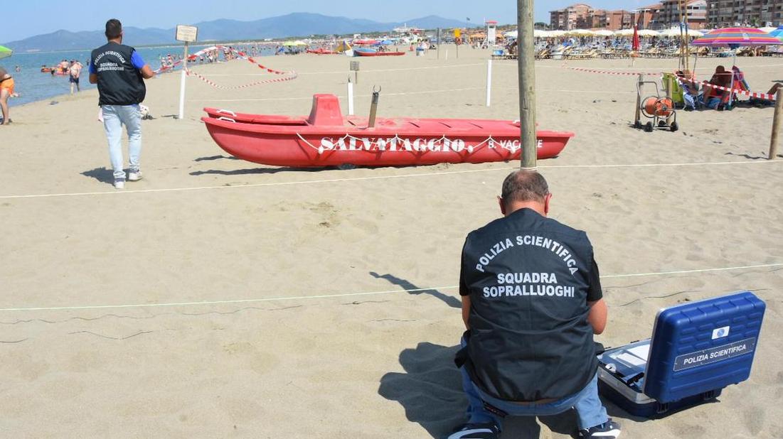La polizia sulla spiaggia