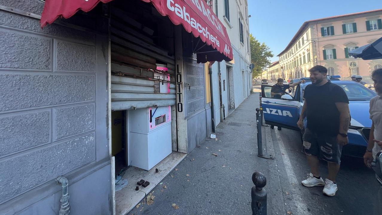 I danni alla tabaccheria (foto Stick)