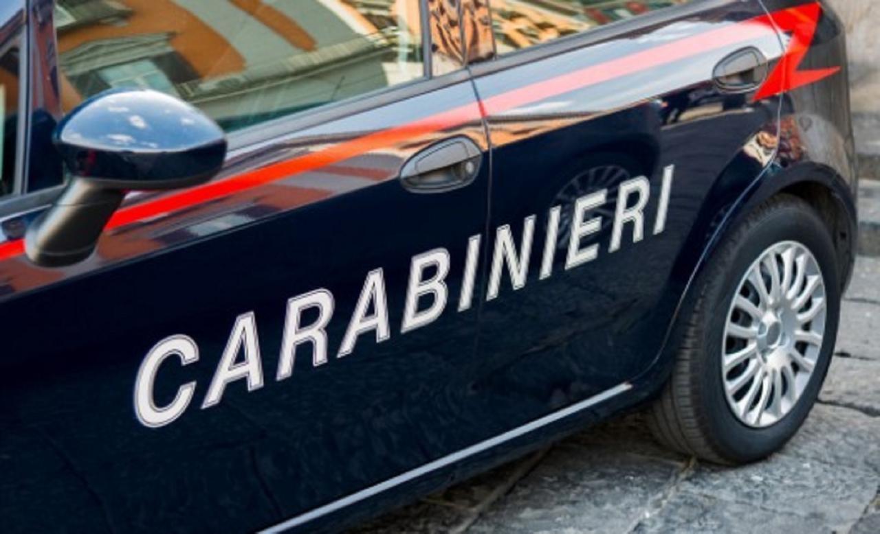 Sorpreso mentre spaccia, gestore di bar arrestato dai carabinieri