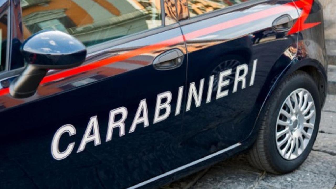 Sorpreso mentre spaccia, gestore di bar arrestato dai carabinieri