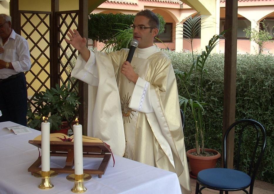 Il parroco don Sini festeggia dieci anni di sacerdozio