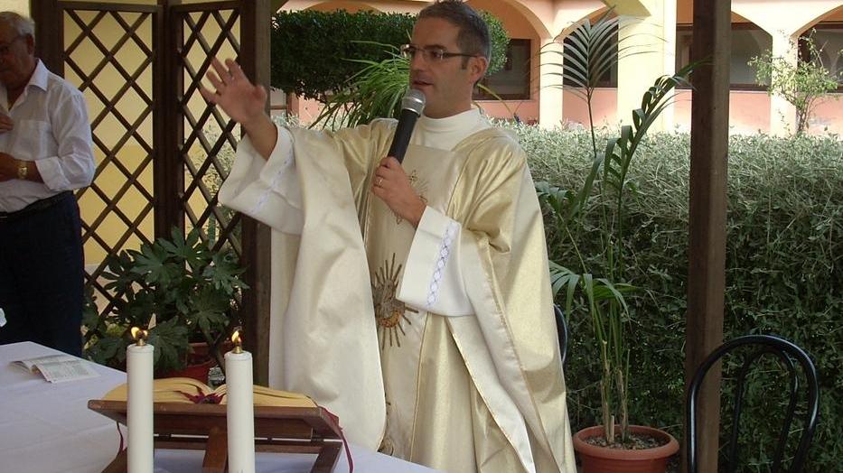 Il parroco don Sini festeggia dieci anni di sacerdozio