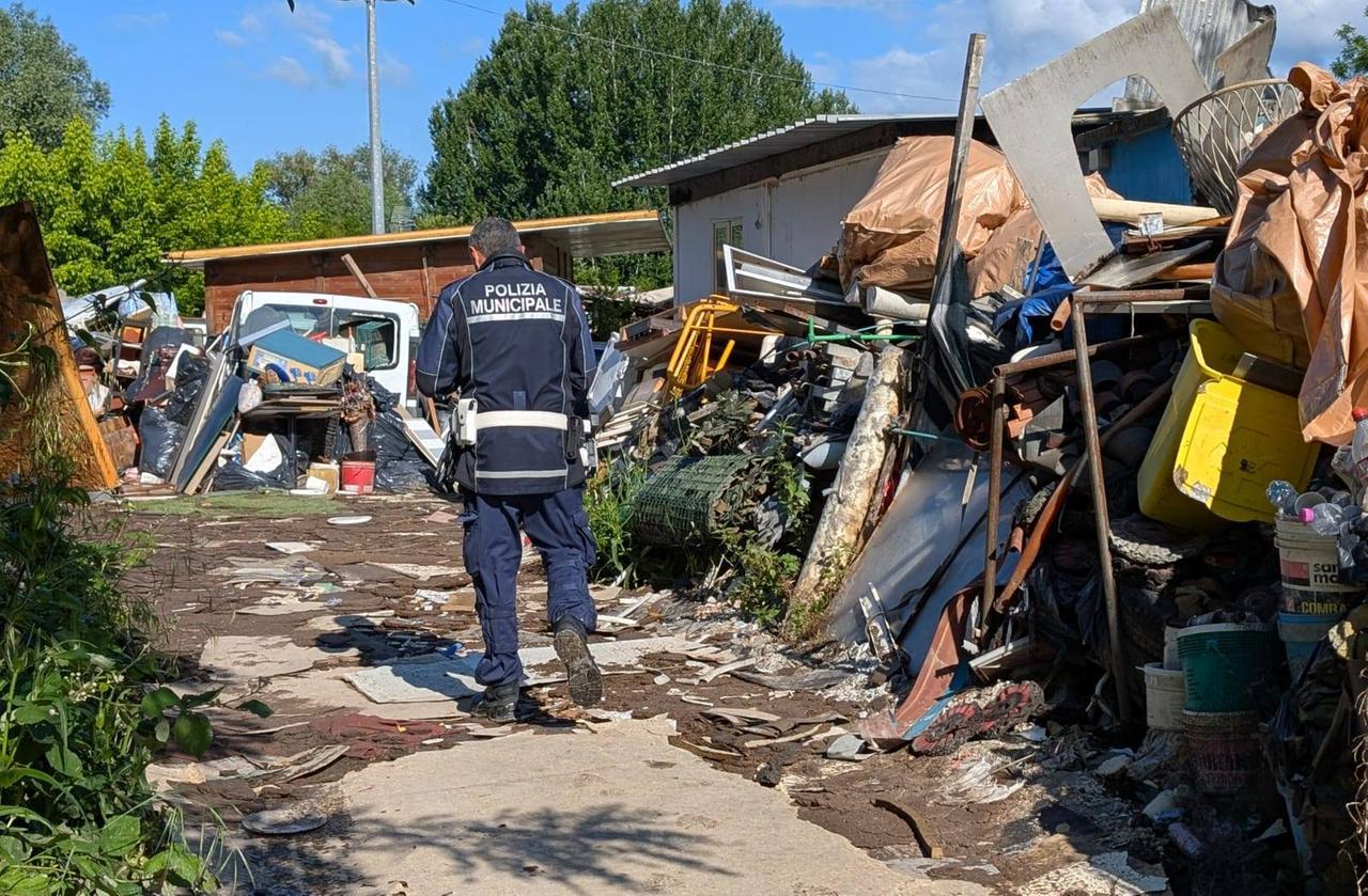 Campo di volo, quattro persone arrestate per la maxi discarica