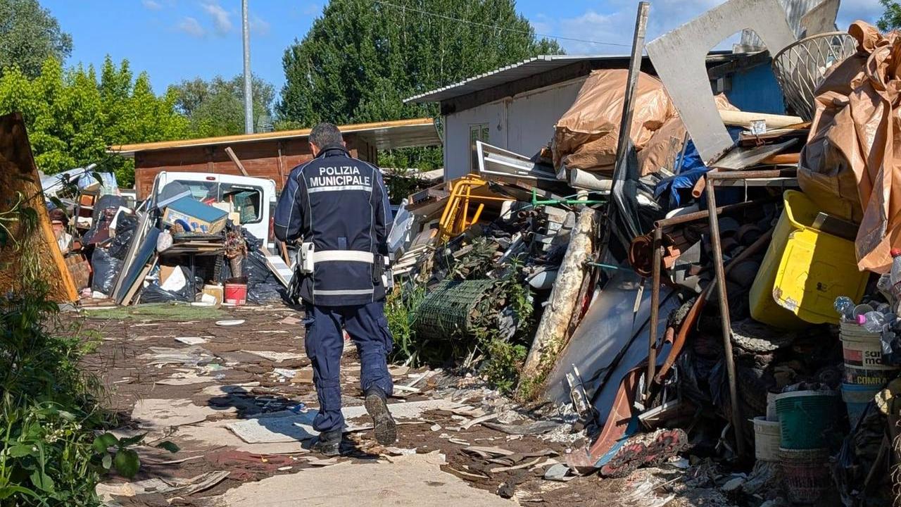 Campo di volo, quattro persone arrestate per la maxi discarica