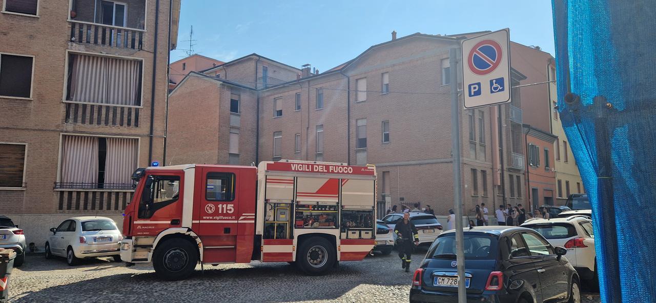 Cortocircuito del ventilatore. Rischio incendio in via Ghiara a Ferrara e condomini fuori casa