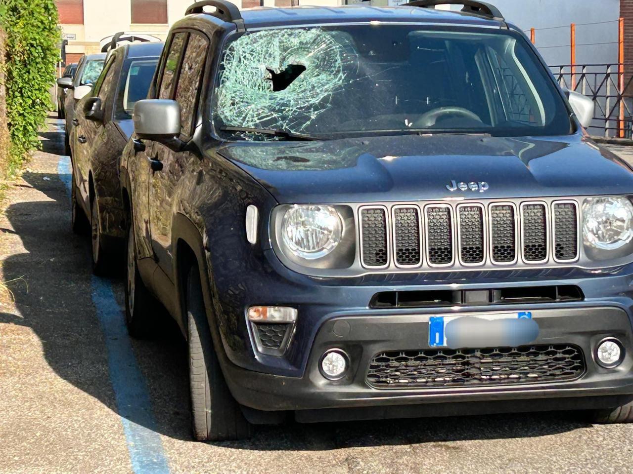 Specchietti rotti in zona Arca, i vandalismi diventano un caso