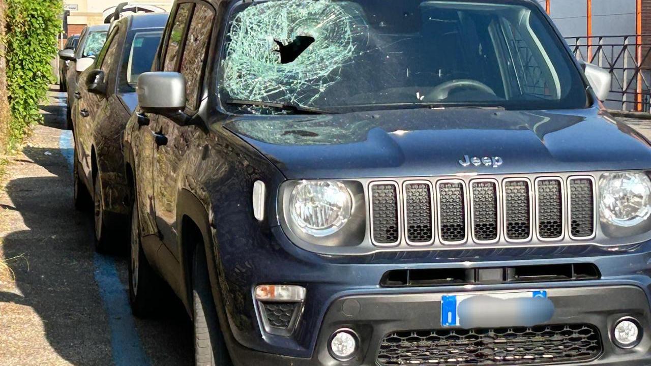 Specchietti rotti in zona Arca, i vandalismi diventano un caso