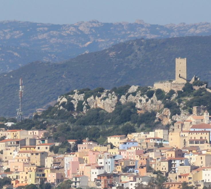 Posada, giù l’antenna Rai posta ai piedi del castello 