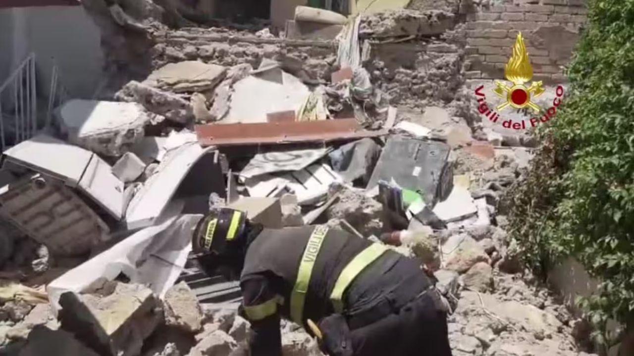 Crolla una palazzina, trovate persone sotto le macerie: lo scoppio a Torre del Greco