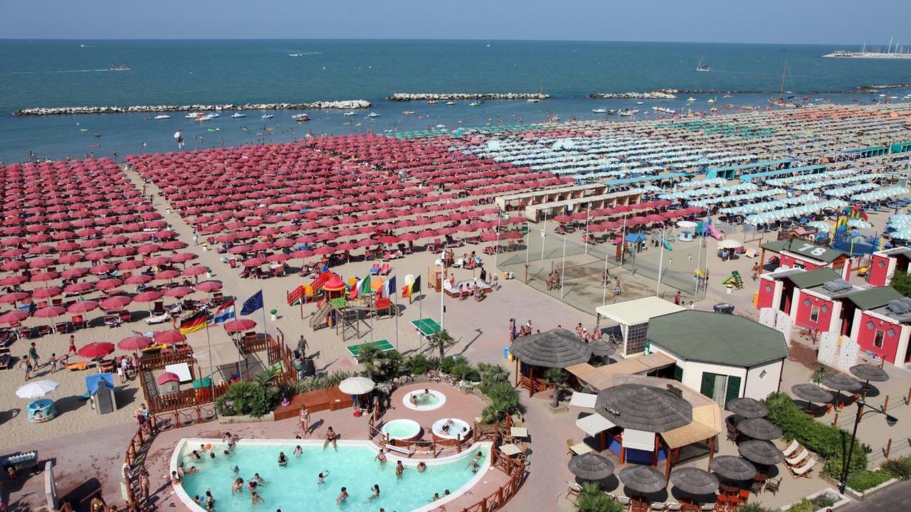 Spiagge italiane, i prezzi aumentano ovunque tranne a Rimini: ecco quanto costa un ombrellone per una settimana