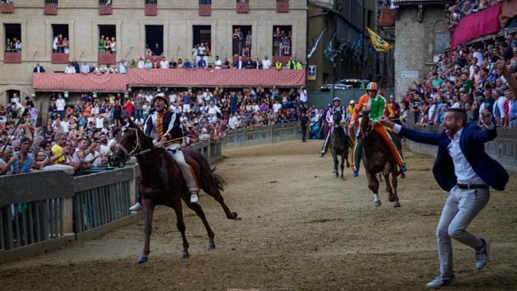 Palio di Siena, la grande sfida: otto fantini sono sardi