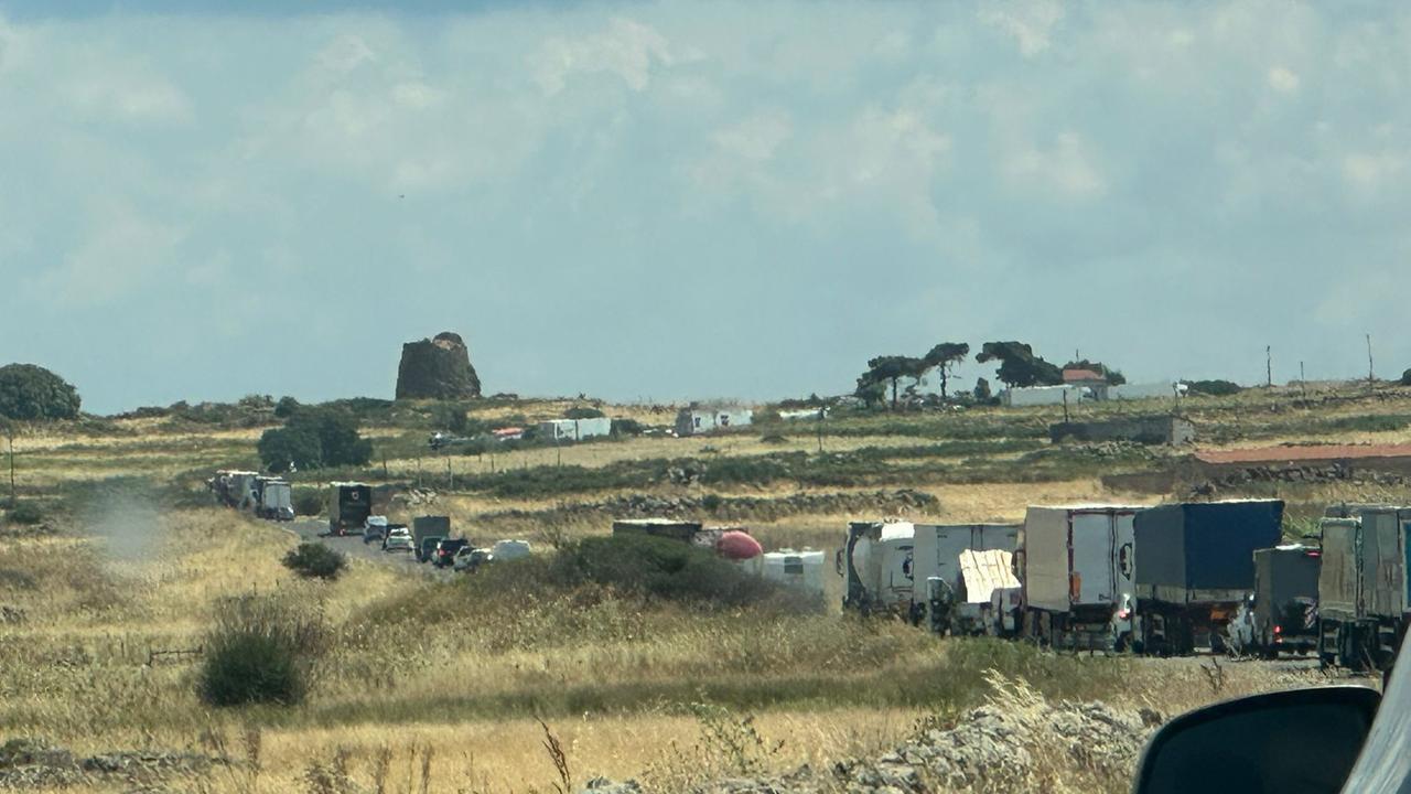 Incidente mortale sulla 131, riaperto alle 20 il traffico in direzione Sassari: le strade dell’isola nel caos