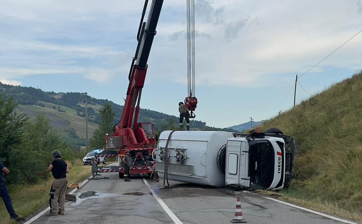 Camion cisterna si ribalta sulla strada: chiusa la fondovalle Panaro a Casona