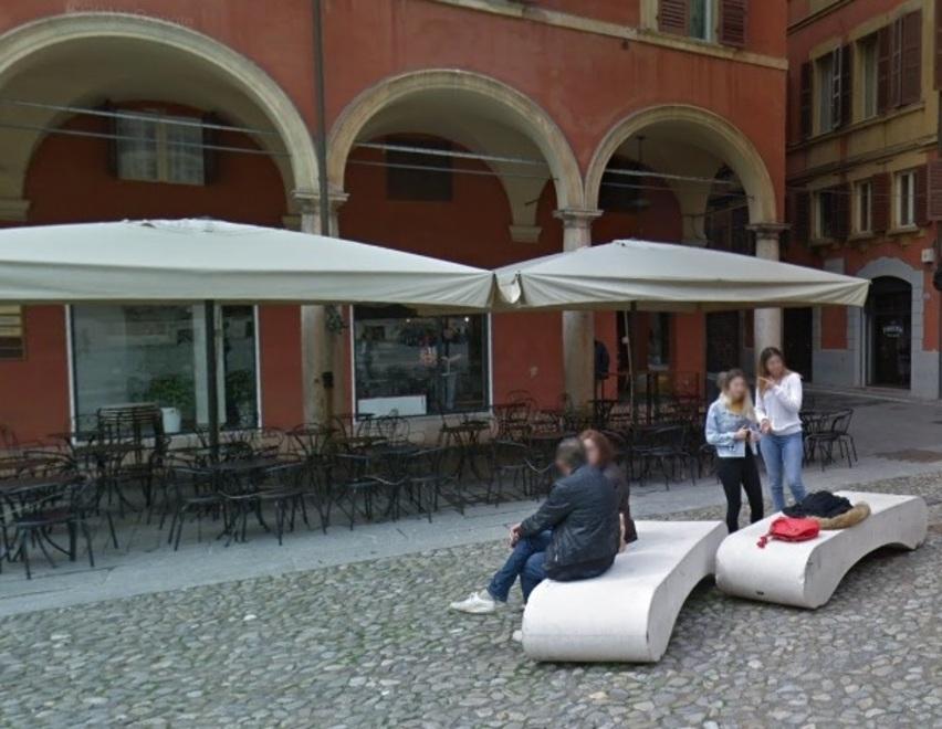 
	Il locale con affaccio su piazza Roma

