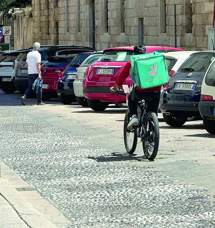 L’ordinanza anti-afa, i rider: «Se non lavoriamo non si vive»