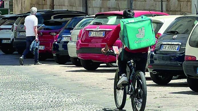 L’ordinanza anti-afa, i rider: «Se non lavoriamo non si vive»