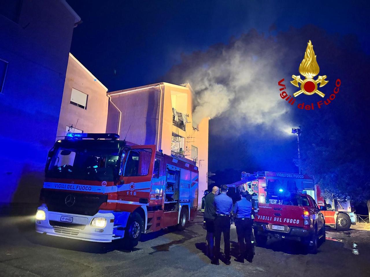 Appartamento al terzo piano in fiamme, tre persone in ospedale