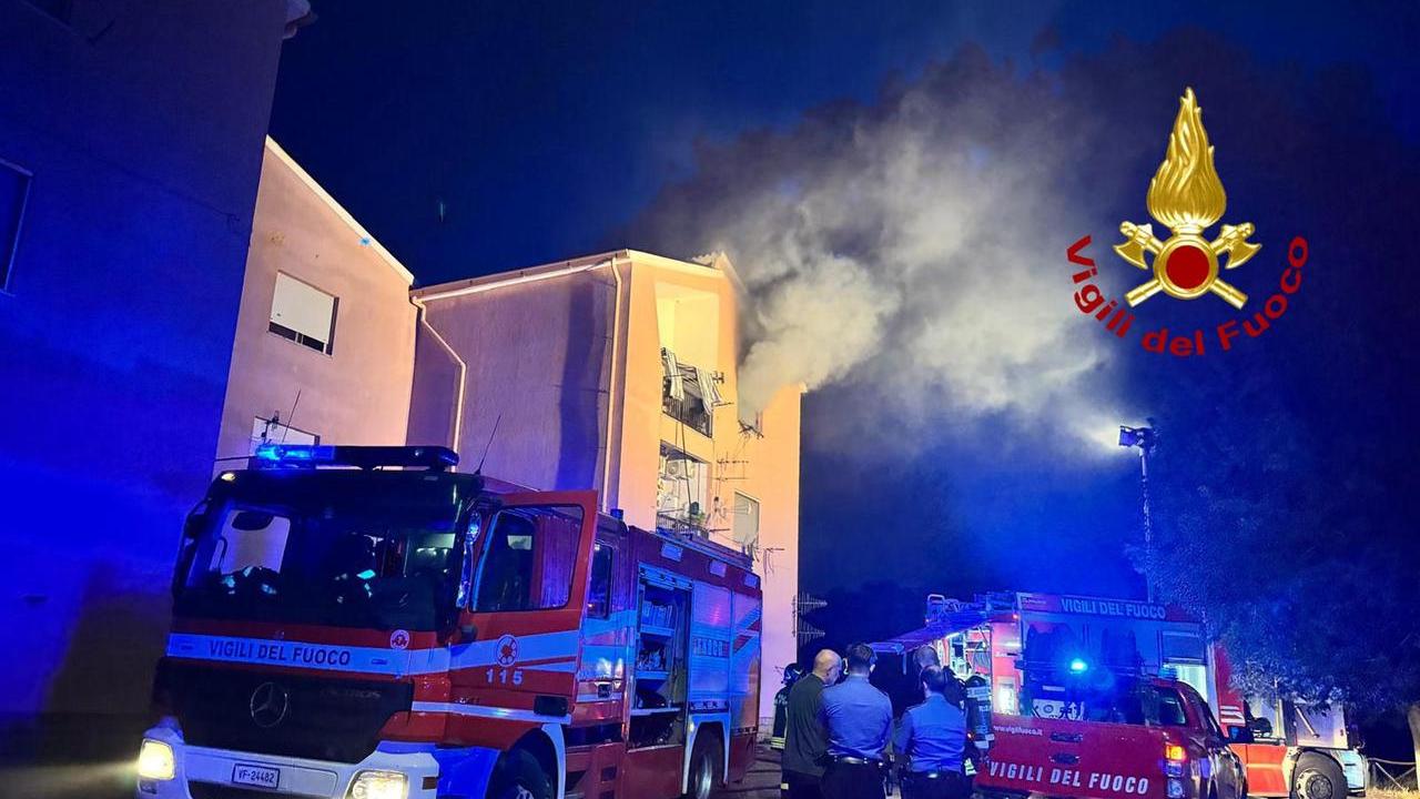 Appartamento al terzo piano in fiamme, tre persone in ospedale
