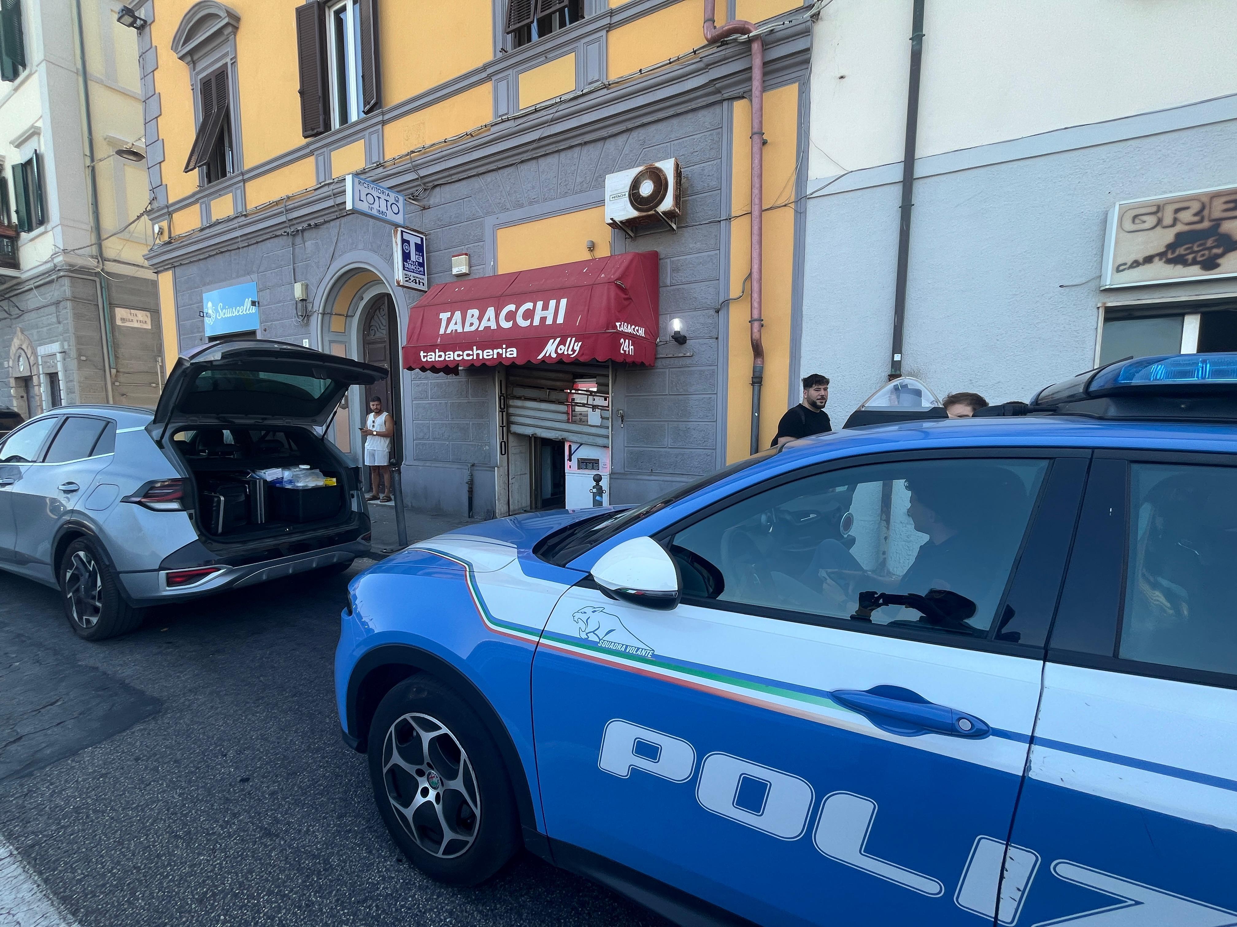 La polizia fuori dalla tabaccheria (foto Stick)