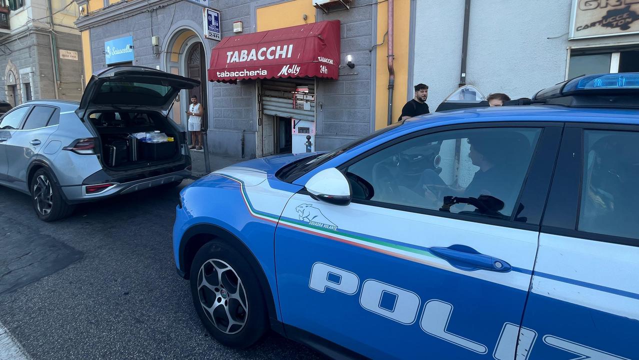 La polizia fuori dalla tabaccheria (foto Stick)