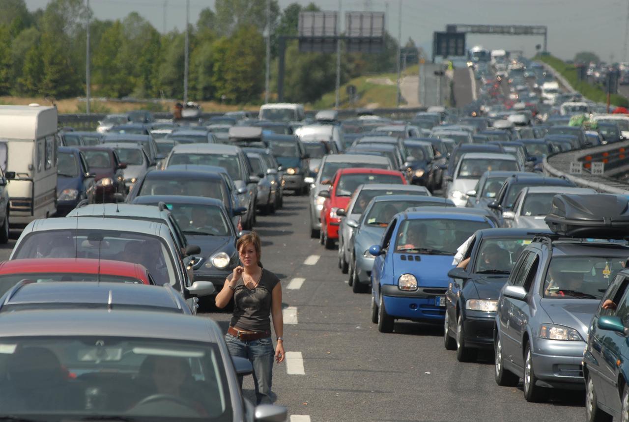 TRAFFICO ESODO VACANZE
20070811 - MESTRE (VE.) - CRO. TRAFFICO ESODO VACANZE. Diciannove chilometri di coda da stamane in A4 all'uscita Villabona in direzione Trieste verso le spiagge adriatiche. © Andrea MEROLA/ANSA*************** TRADUZIONE ***************20070811 MESTRE (VE.) - CRO. TRAFFICO ESODO VACANZE. Diciannove chilometri di coda da stamane in all'uscita di A4 Villabona in direzione Trieste verso le spiagge adriatiche. © Andrea MEROLA/ANSA