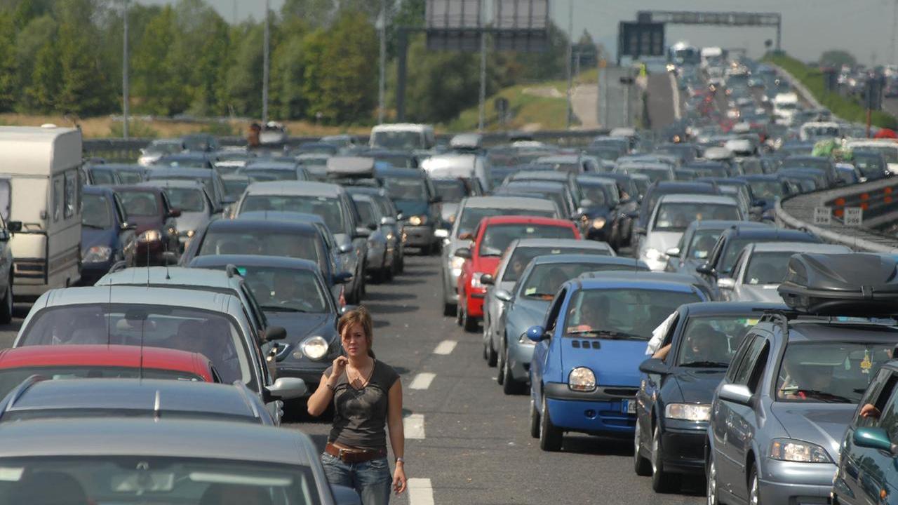 TRAFFICO ESODO VACANZE
20070811 - MESTRE (VE.) - CRO. TRAFFICO ESODO VACANZE. Diciannove chilometri di coda da stamane in A4 all'uscita Villabona in direzione Trieste verso le spiagge adriatiche. © Andrea MEROLA/ANSA*************** TRADUZIONE ***************20070811 MESTRE (VE.) - CRO. TRAFFICO ESODO VACANZE. Diciannove chilometri di coda da stamane in all'uscita di A4 Villabona in direzione Trieste verso le spiagge adriatiche. © Andrea MEROLA/ANSA