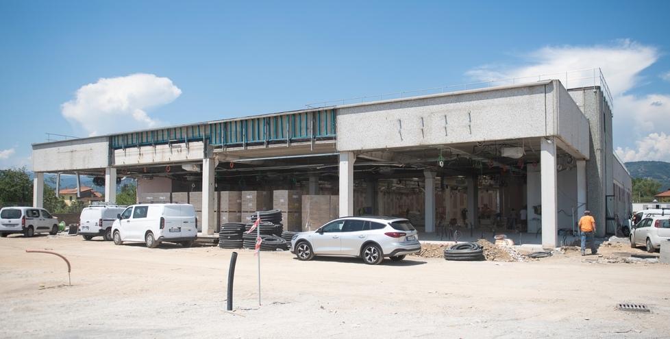 
	L&rsquo;immobile commerciale di fianco alla sede della Quattropetroli sulla via Camporcioni, di fronte all&rsquo;Ipercoop, dove sono in corso i lavori per un supermercato a marchio Lidl (foto Baccelli/Nucci)

