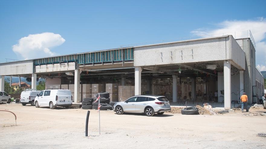 L’immobile commerciale di fianco alla sede della Quattropetroli sulla via Camporcioni, di fronte all’Ipercoop, dove sono in corso i lavori per un supermercato a marchio Lidl (foto Baccelli/Nucci)