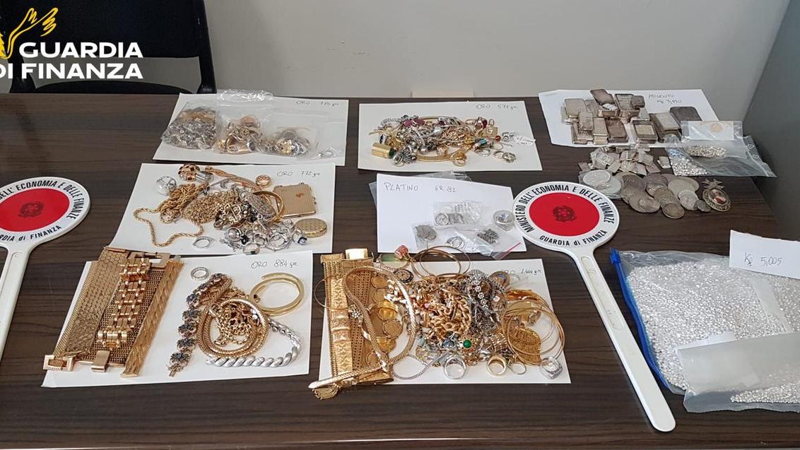 Scoperto traffico illegale di oro e argento tra Ferrara e la Svizzera, un imprenditore dietro a tutto