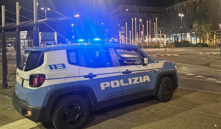 Viaggia senza biglietto sul treno e aggredisce gli agenti con pugni, morsi e sputi: arrestato un 54enne