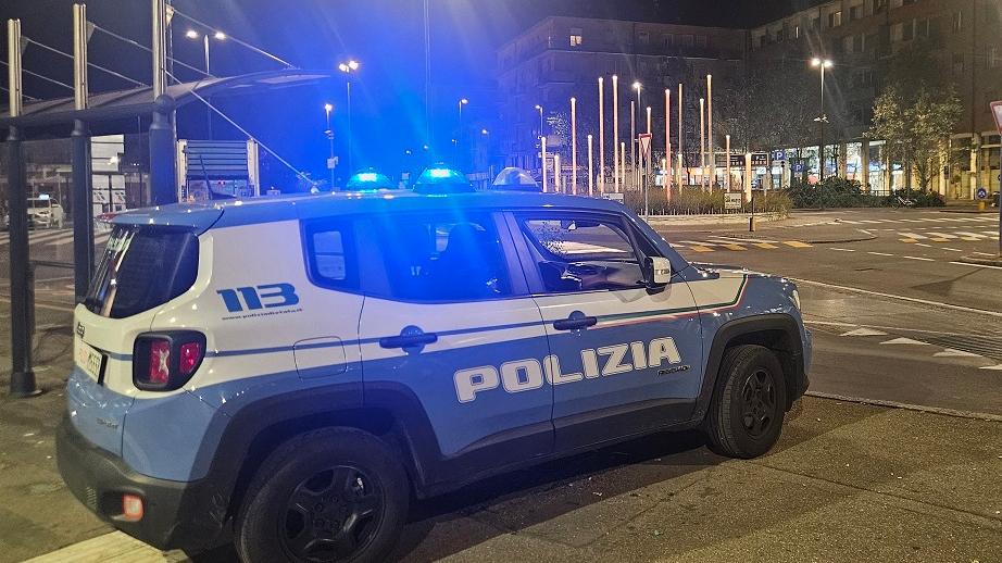 Viaggia senza biglietto sul treno e aggredisce gli agenti con pugni, morsi e sputi: arrestato un 54enne