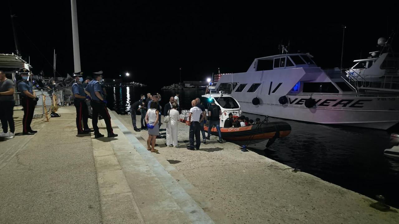 Sbarco nella notte a Cala Sisine di quattordici ragazzi di etnia curda
