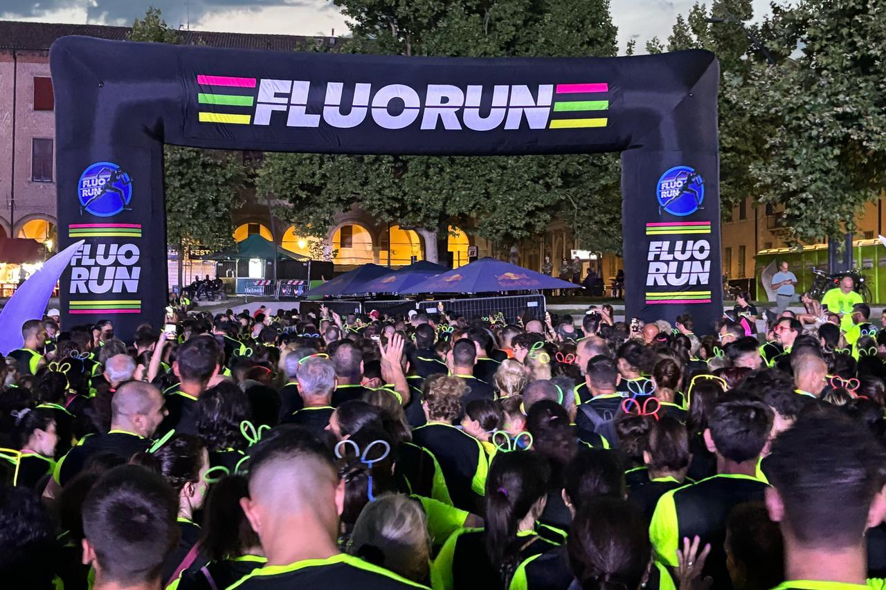 Ferrara, è la serata della Fluo Run. Arriva la carica dei 4mila