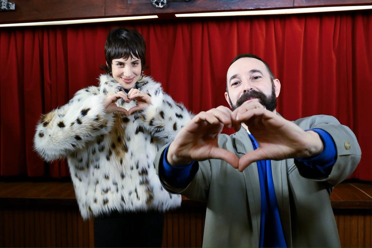 Coma Cose, aria di crisi tra i due dopo la foto di lei in spiaggia con un altro. E salta una data in Toscana