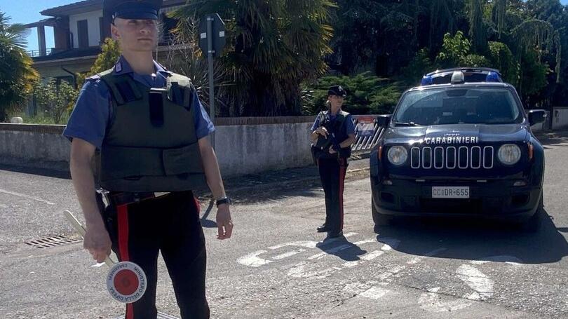 Bevono e molestano i clienti del market a Berra, poi tutti in auto senza patente