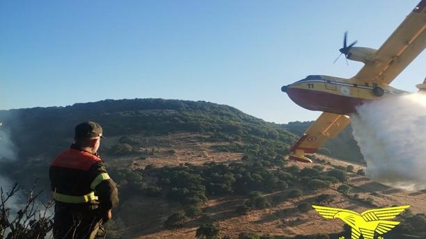 Incendio nelle campagne di Loiri: sul posto elicotteri e Canadair
