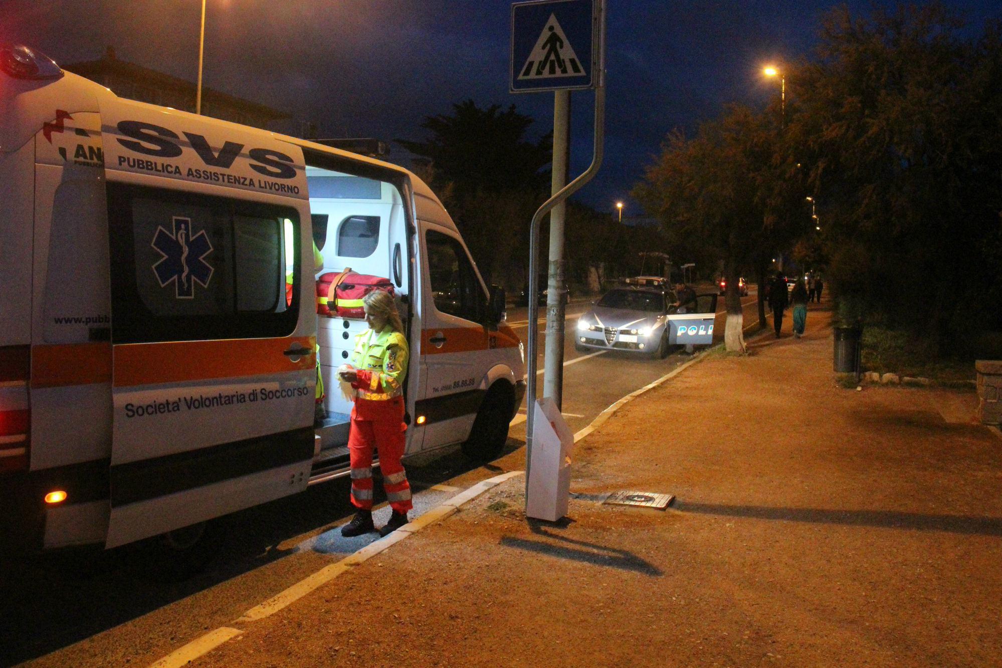 Un'ambulanza della Svs e una volante della polizia sul viale Italia (foto d'archivio)